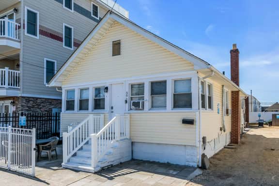 Newly Renovated One Bedroom, Steps from the Beach - 39B