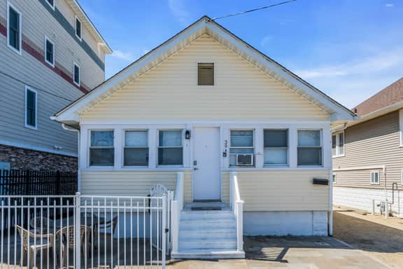 Newly Renovated One Bedroom, Steps from the Beach - 39B