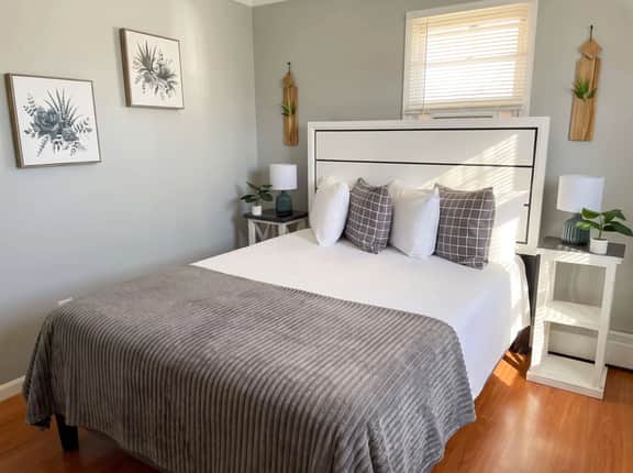Unit 3 - Cozy 2 Bedroom Apartment Near Seaside Beach & Boardwalk - Image 4