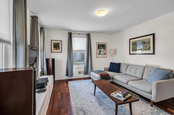 Red Bank Cottage · 1 Block to Train · Downtown - Image 1