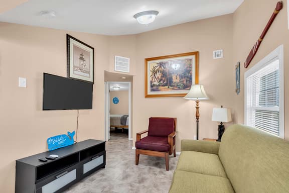 Cozy 2BR Steps from the Beach - Image 1