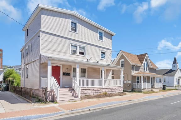 Newly Renovated - Pet OK - 2BR Steps to Beach