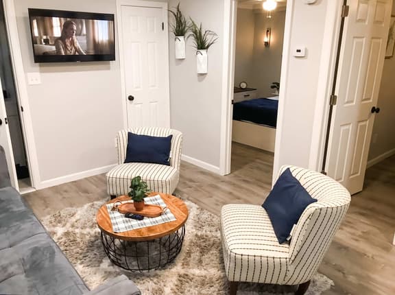 Unit 4 - 3 Houses to Beach -  2 BR Apartment - Image 1